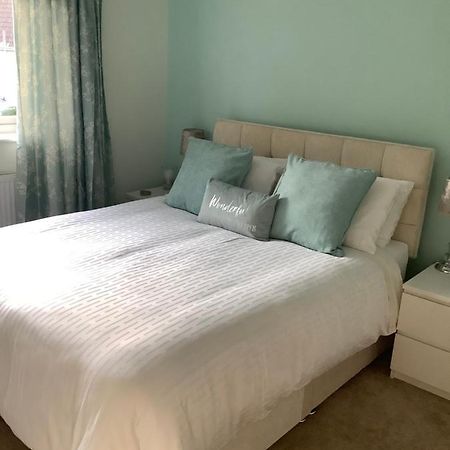 Private Room, Shared Bathroom With One Other, Tea And Coffee Making Facilities, Mini Fridge And Hairdryer, King Sized Bed With Help Yourself Continental Breakfast In Secluded Modern Property With Parking Bournemouth Eksteriør bilde
