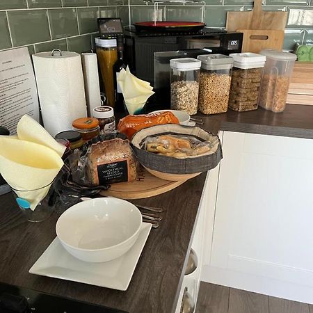 Private Room, Shared Bathroom With One Other, Tea And Coffee Making Facilities, Mini Fridge And Hairdryer, King Sized Bed With Help Yourself Continental Breakfast In Secluded Modern Property With Parking Bournemouth Eksteriør bilde