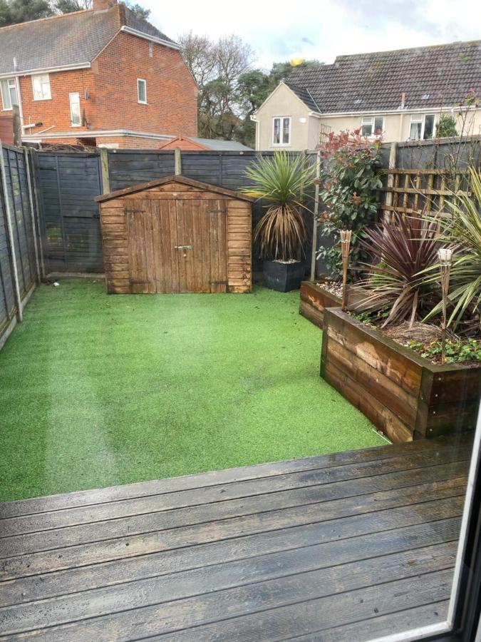 Private Room, Shared Bathroom With One Other, Tea And Coffee Making Facilities, Mini Fridge And Hairdryer, King Sized Bed With Help Yourself Continental Breakfast In Secluded Modern Property With Parking Bournemouth Eksteriør bilde