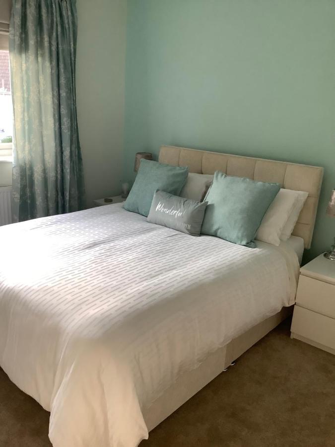 Private Room, Shared Bathroom With One Other, Tea And Coffee Making Facilities, Mini Fridge And Hairdryer, King Sized Bed With Help Yourself Continental Breakfast In Secluded Modern Property With Parking Bournemouth Eksteriør bilde