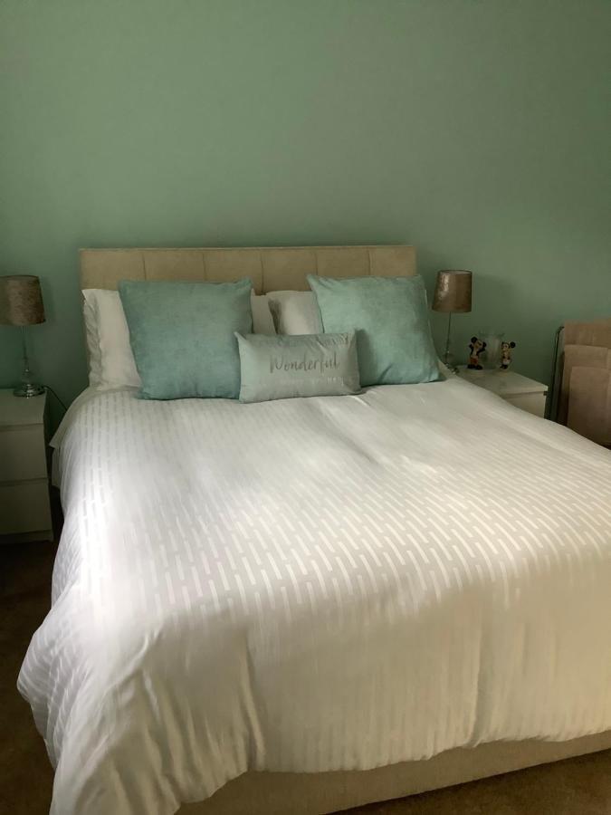 Private Room, Shared Bathroom With One Other, Tea And Coffee Making Facilities, Mini Fridge And Hairdryer, King Sized Bed With Help Yourself Continental Breakfast In Secluded Modern Property With Parking Bournemouth Eksteriør bilde