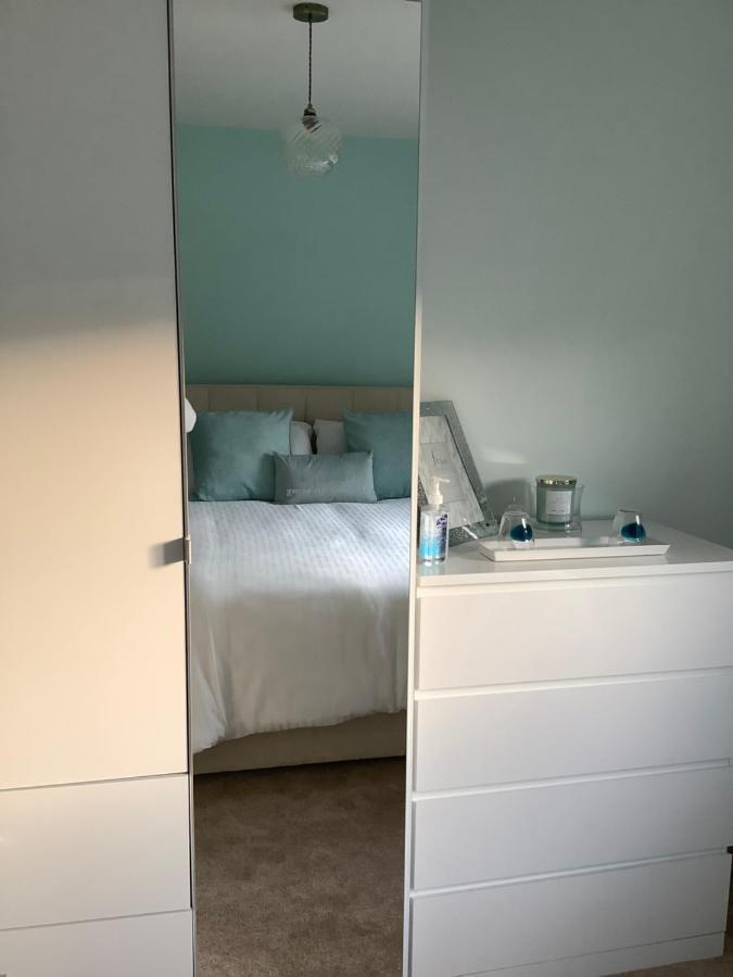 Private Room, Shared Bathroom With One Other, Tea And Coffee Making Facilities, Mini Fridge And Hairdryer, King Sized Bed With Help Yourself Continental Breakfast In Secluded Modern Property With Parking Bournemouth Eksteriør bilde