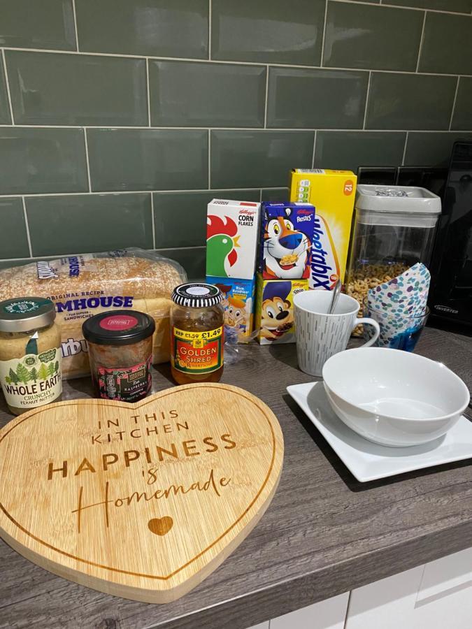 Private Room, Shared Bathroom With One Other, Tea And Coffee Making Facilities, Mini Fridge And Hairdryer, King Sized Bed With Help Yourself Continental Breakfast In Secluded Modern Property With Parking Bournemouth Eksteriør bilde
