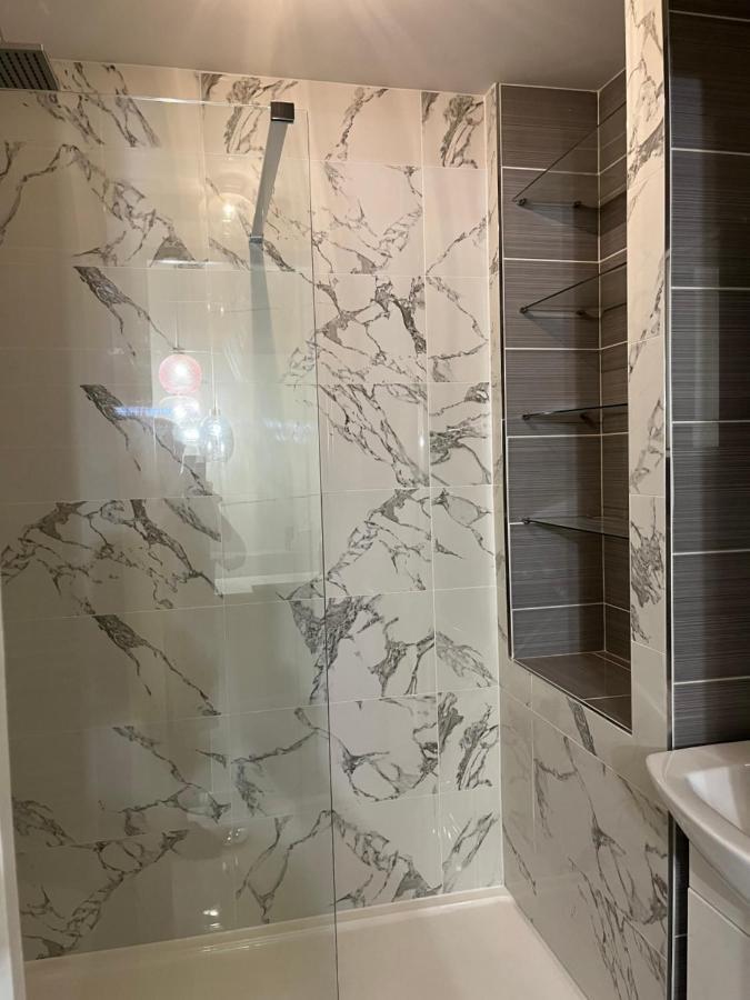 Private Room, Shared Bathroom With One Other, Tea And Coffee Making Facilities, Mini Fridge And Hairdryer, King Sized Bed With Help Yourself Continental Breakfast In Secluded Modern Property With Parking Bournemouth Eksteriør bilde