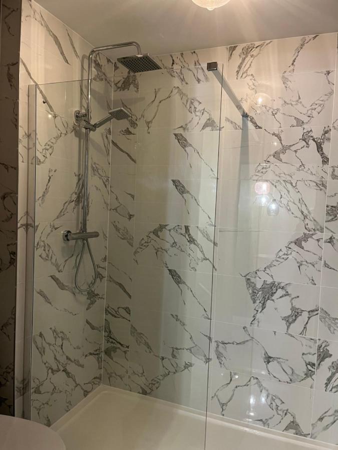 Private Room, Shared Bathroom With One Other, Tea And Coffee Making Facilities, Mini Fridge And Hairdryer, King Sized Bed With Help Yourself Continental Breakfast In Secluded Modern Property With Parking Bournemouth Eksteriør bilde